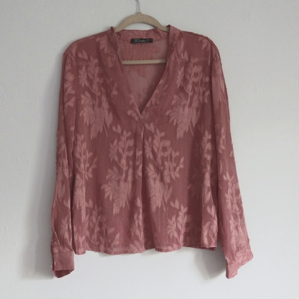 NWOT Leaf apliqué Semi-Sheer Dusky Rose Top